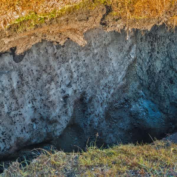 Kippelement Boreale Permafrostböden, Foto eines Bodens, der gefroren ist 